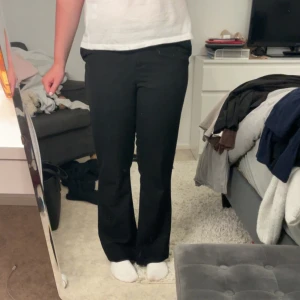 Svarta Kostymbyxor - Säljer svarta kostymbyxor från H&M. De har en normal midja.