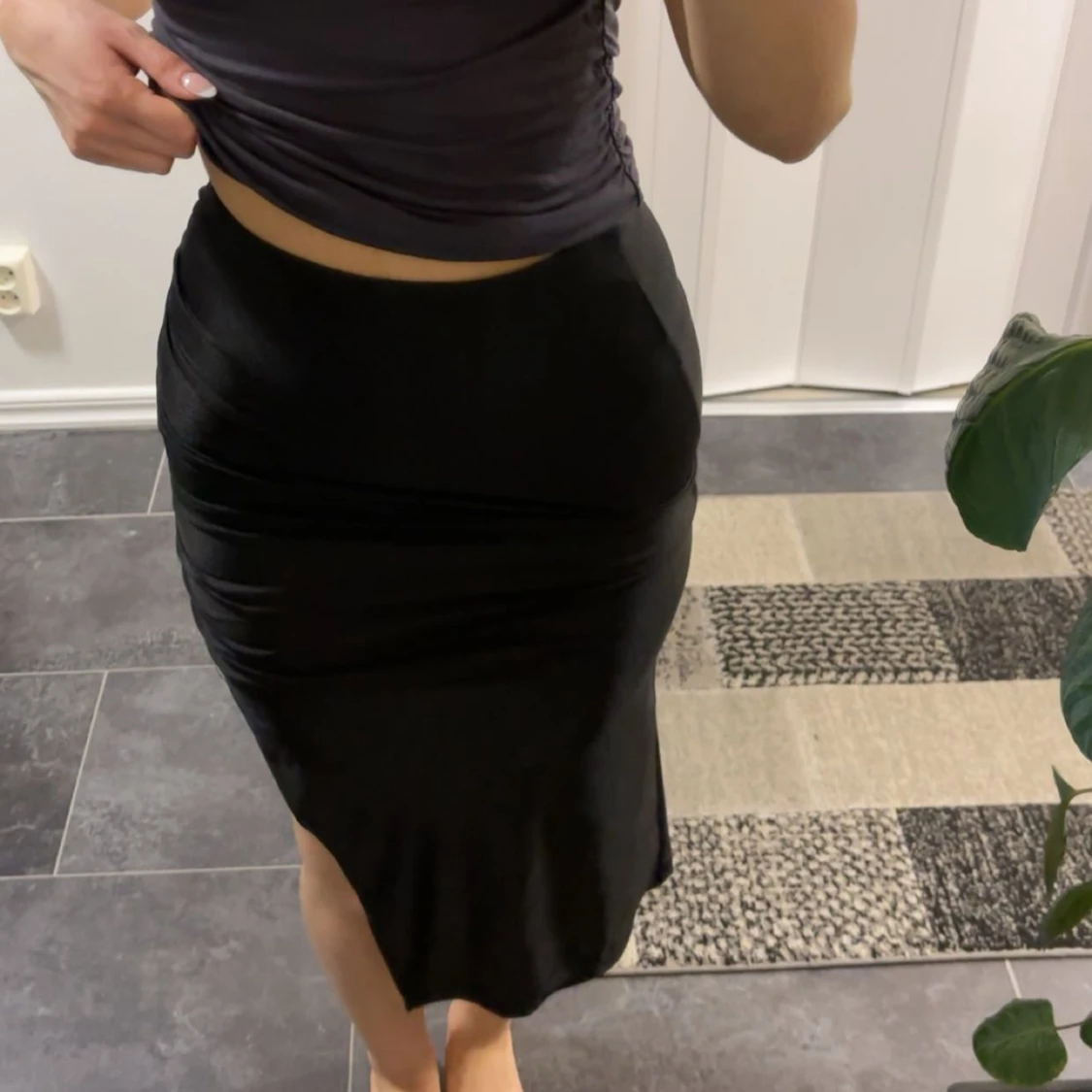 Svart långkjol med slits