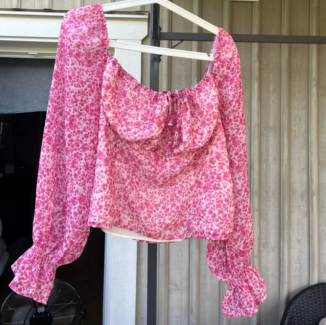 Rosa blommig blus från NA-KD