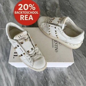 Valentino Garavani Skor  - REA! - Valentino Open - Skick: Fint skick - Storlek 37 - Tillbehör: Två Valentino dustbags - Nypris: 6000kr - TrendWardrobe