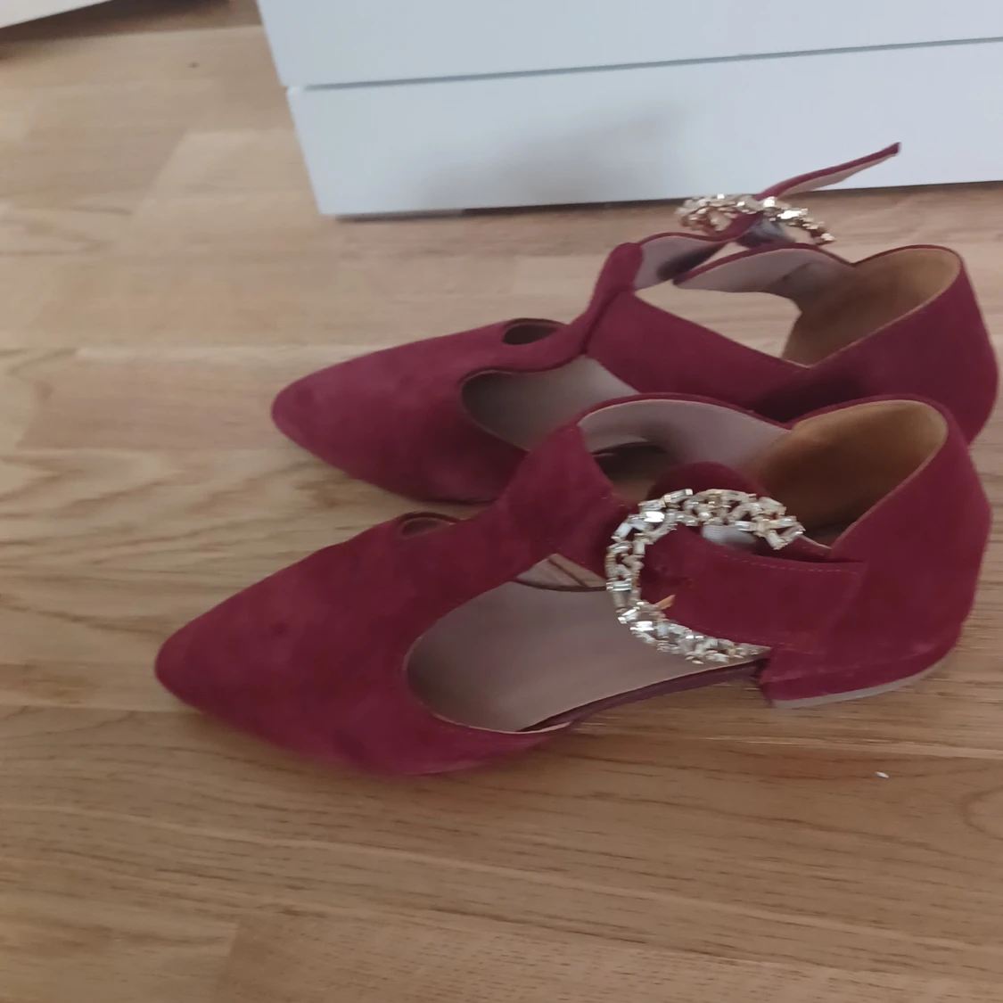 Vinröda mocka ballerinaskor med smyckesspänne - 1