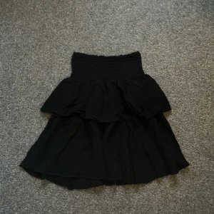 Svart volangkjol - Svart Volangkjol som är i bra skick. Har inga fläckar eller skador. ❤️