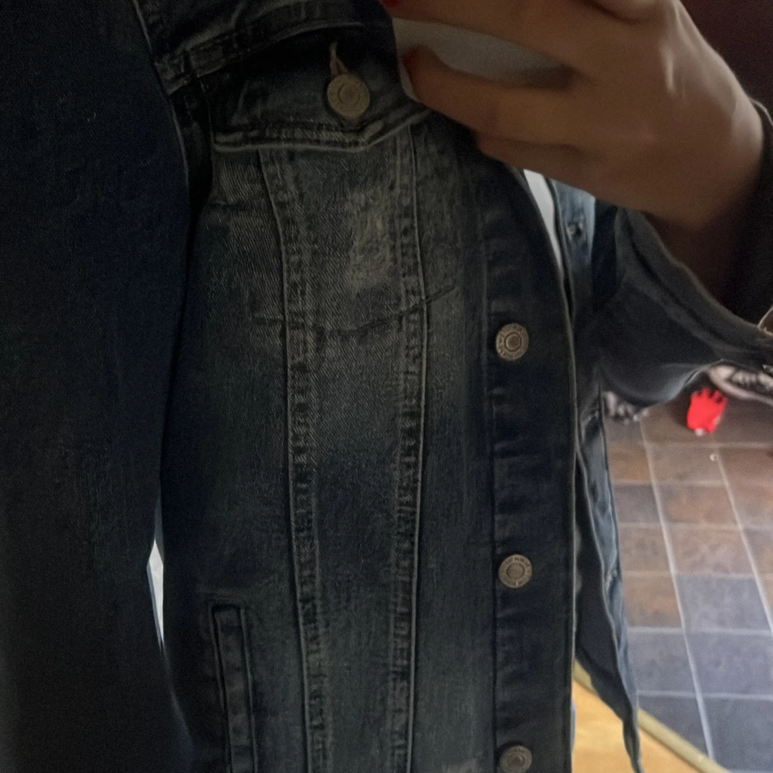 Blå jeansjacka med broderade blommor - 1