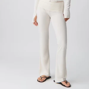 Vita yoga pants - Snygga vita bootcut byxor med låg midja. Byxorna har en tight passform upptill och släpper ut vid benen för en trendig siluett. Perfekta att styla med crop tops eller hoodies för en chill vibe. 