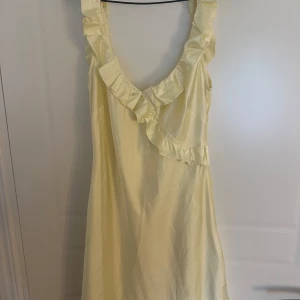 Ljusgul volangklänning från Mussera - Supersöt ljusgul kortklänning, storlek M men passar även mig som brukar ha storlek S❤️