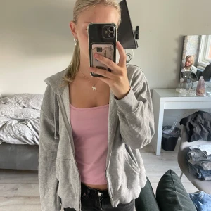 Grå zip-hoodie - Grå zip-hoodie från hm i storlek xs med en luva 