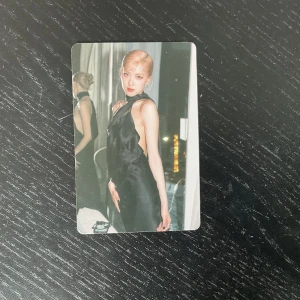 Rosé från black pink  - Rosé från black pink lomo card . Hämtas på plats. Med fre bias 15kr. Storlek 6x9. 
