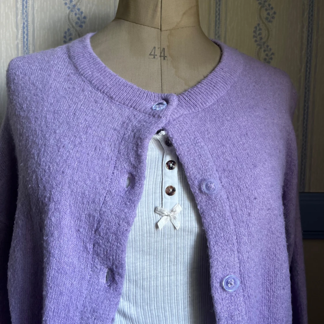 Ljuslila kofta med knappar - 1