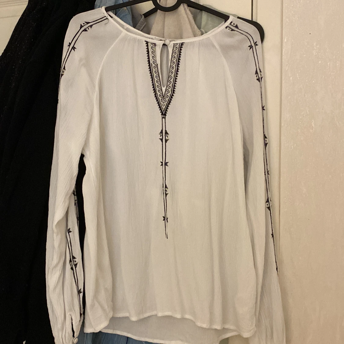 vit blus med svarta detaljer - 3