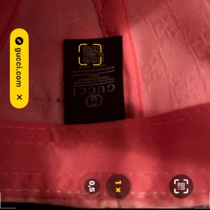 Rosa keps från Gucci med GG-mönster - Snygg rosa keps från Gucci med ikoniskt GG-mönster över hela kepsen. Kepsen har böjd skärm och är tillverkad i ett tyg med lätt glans. Perfekt för dig som vill sticka ut med en lyxig accessoar.