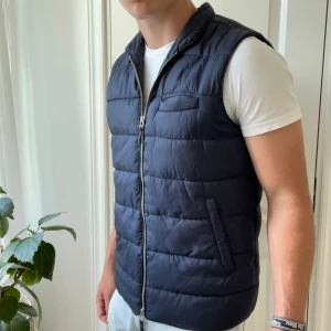 John Henric väst  - Inga defekter! Modellen är 180,75 kg och bär storlek M. Kom med frågor! 