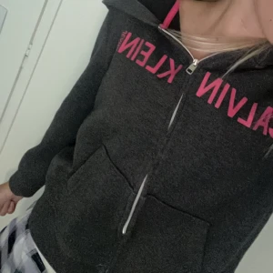 Zip hoodie  - Calvin klein zip hoodie. Vet inte riktigt hur ja ska tolka storleken men ni ser ju lappen (: skulle säga att den passar xxs.