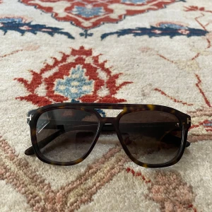 Tom Ford Gerrard - Fint skick, inga anmärkningar. Låda tillkommer.