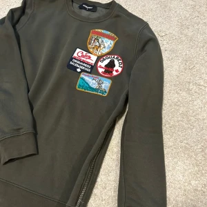 Dsquared2 tröja  - Säljer en häftig Dsquared2 tröja. Nästan aldrig använd så skicket är som nytt. Storlek S men kan även passa dig som har S. Priset kan sänkas vid snabb affär! Skriv för intresse! 