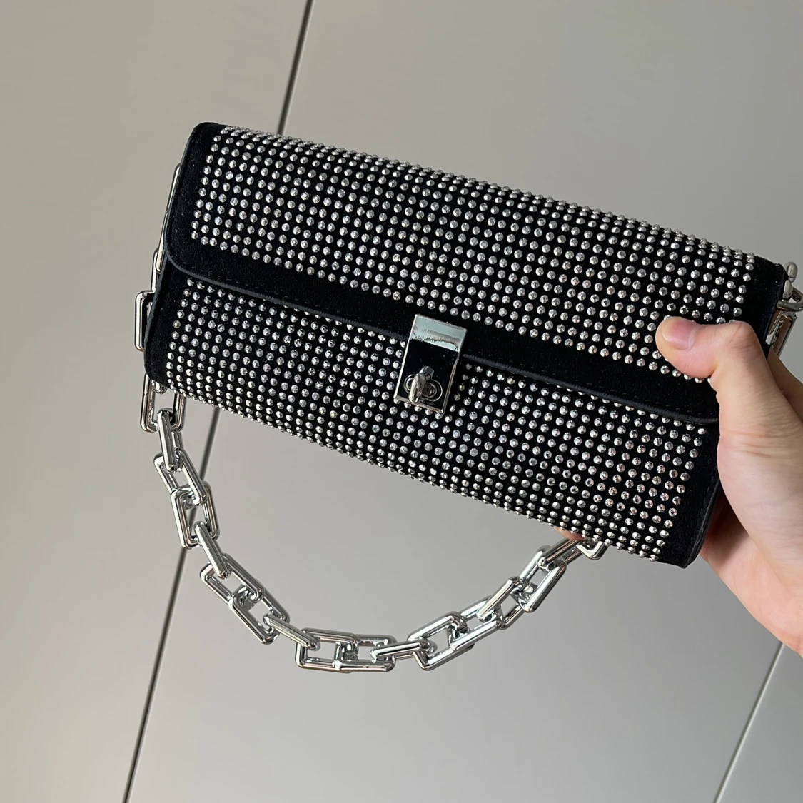 Svart axelväska med silverdetaljer - 1