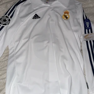 Real Madrid tröja - Longsleeve tröja med de ikoniska nummer 5 på ryggen - Zidane. Helt oanvänd med tag kvar. 