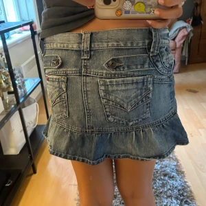 jeanskjol med volang  - Supersöt blå jeanskjol från Only med volangkant nertill och snygga bakfickor med knappdetaljer. Jättefin men tyvärr blivit alldeles för liten😋 