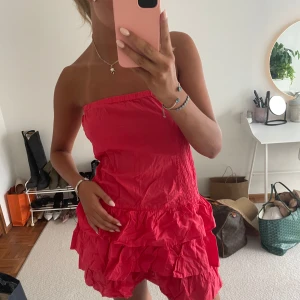 Volang klänning  - Super söt volang klänning, tyvärr lite skrynklig på bilderna men kan fixa bättre bilder om de behövs🥰