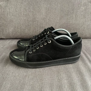 Lanvin skor  - Tjena, säljer nu dessa riktigt snygga och populära lanvinsen i använt skick, mockan är lite förstörd på vissa ställen och sulan under har nötts ut lite med tiden, de är replacment innersulor, storlek Uk 9/ 43/44, endast skorna ingår, hör av er vid frågor och fundeirngar🙌🤝