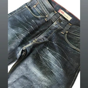 Vintage Levi's 506 jeans  - Snygga vintage Levi's 506 jeans i mörkblå denim med coola fades och kontrastsömmar. Klassisk femficksmodell med raka ben och detaljer i rött på insidan av benslutet. Perfekta för dig som gillar en avslappnad och tidlös look. Midja: 39 cm längd: 103 cm benöppning benöppning: 20,5 cm