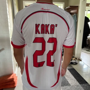 AC Milan Kaka' 22 Champions League tröja - Säljer en AC Milan bortatröja från Champions League-finalen 2007 med Kaka' 22 på ryggen. Riktigt skön och snygg tröja, svår att få tag på med ”final edition”, helt oanvänd ! 