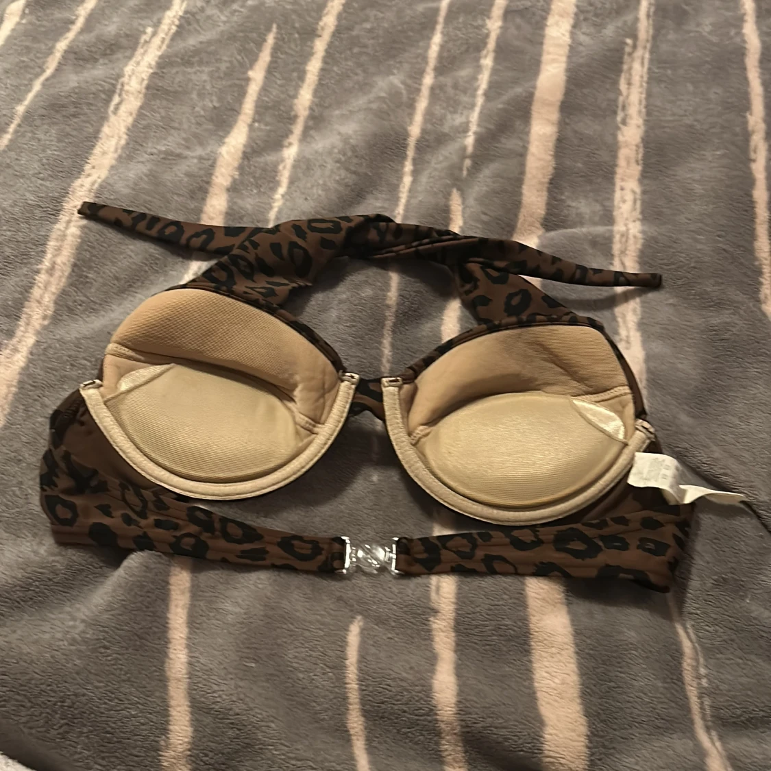 Leopardmönstrad bikiniöverdel med knyt - 1