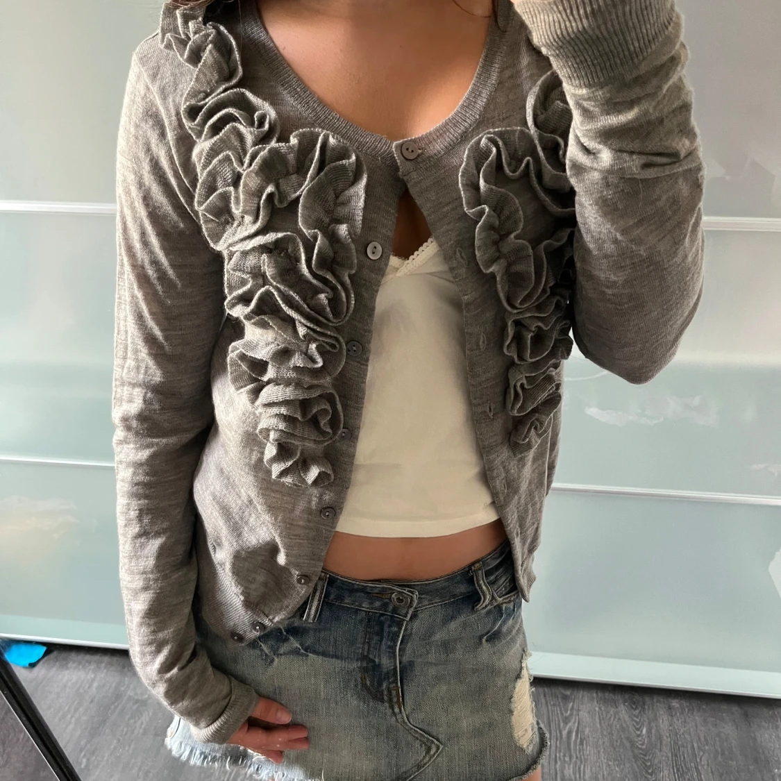 Grå kofta med volangdetaljer