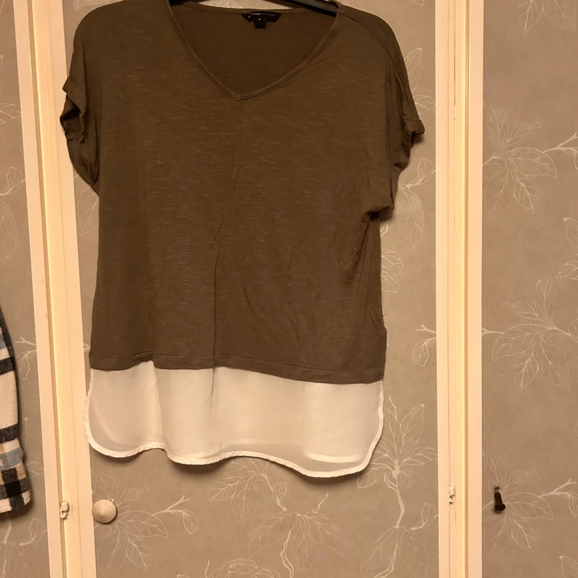 Olivgrön blus med vit nederdel MyWear - 1