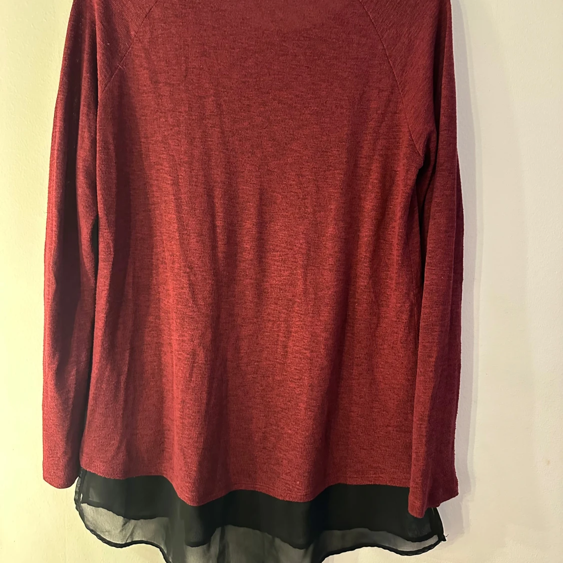 Vinröd långärmad tröja med svart chiffong - 3