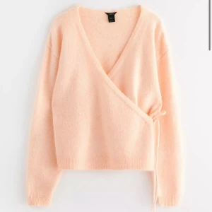 Omlott tröja  - Söt stickad omlott tröja💗lite nopprig men väldigt fin!