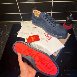 Sprillans nya Loubs! - Den är i storlek 42, dvs 27cm i längd och 9cm bred. Allting tillkommer på bild —> Dustbag kvitto och lådan med kommer. Priset är ej hugget i sten. Vid snabb affär kan priset diskuteras!