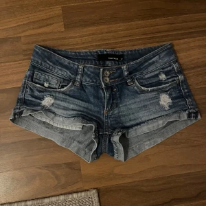 Blå jeansshorts från Tally Weijl - Snygga blå jeansshorts från Tally Weijl med slitna detaljer och låg midjade🩷 stl xxs.           Hör av er innan ni köper!