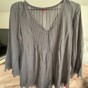 Blus - Blus från edc, köpt begagnat och jag har aldrig använt den! Storlek M 🩵