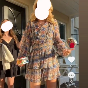 zara klänning - Mönstrad klänning från zara i storlek S som inte säljs längre. Superfin och använd max ett fåtal gånger, så är som ny!