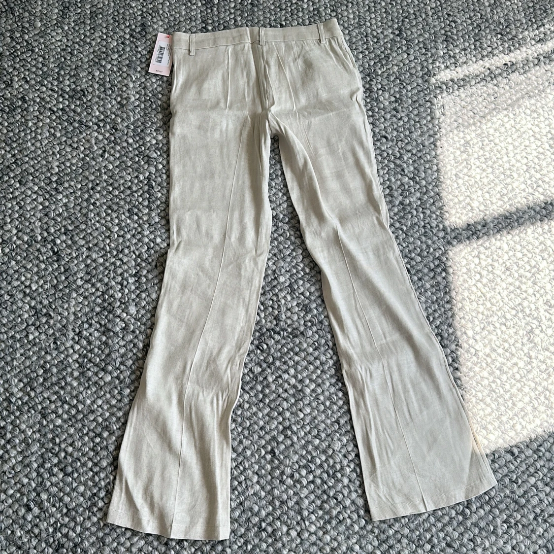 Beiga low waist bootcut linnebyxor från Nelly - 1