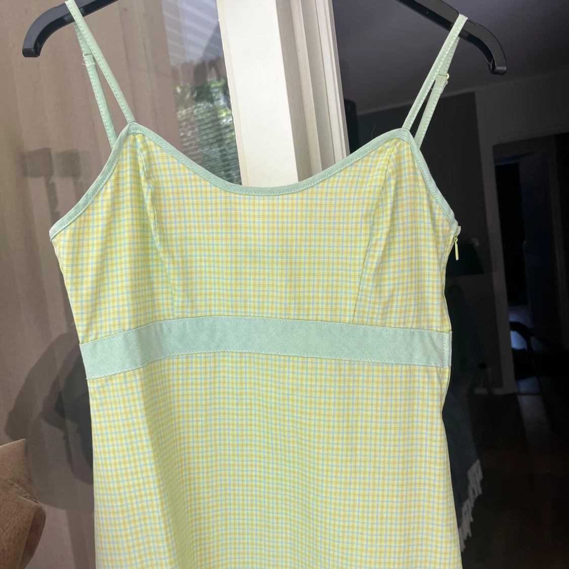 Gulrutigt sommarklänning med smala band - 1