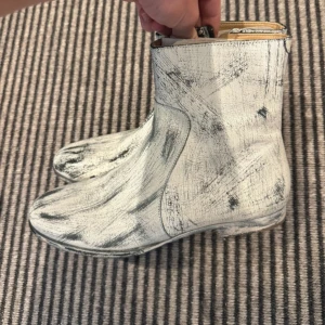 MAISON margiela ankle boots - Maison Margiela X H&M hand painted ankle boot,  Re edition FW 2012 kollektionen. Innersulan är 27cm. Skicka meddelande om ni har några frågor🙏❤️