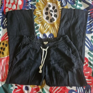 Roxy linnebyxor  - Mörkblå/svarta linnebyxor från Roxy i stl M☀️