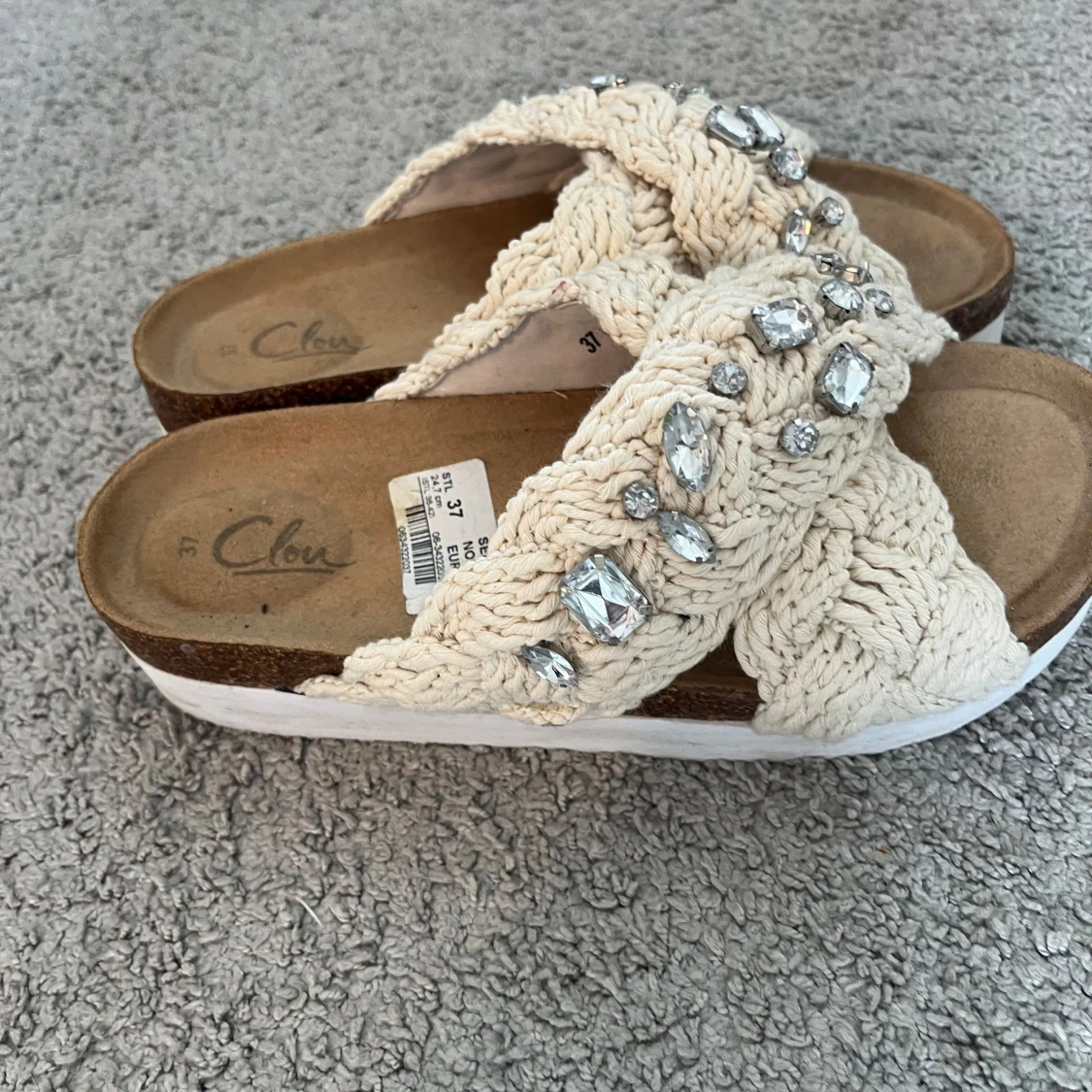 Beige sandaler med stickade band och stenar