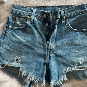 Levi's blå jeansshorts med fransar - Köpte för två år sen, använda men inge tecken på de!❤️