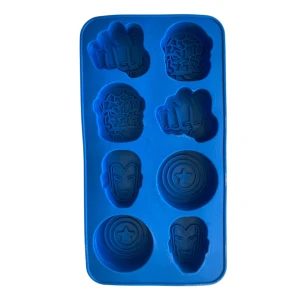 Marvel form till isbitar  - Bå silikonform med superhjältemotiv, troligen från Marvel-universumet. Formen har olika fack med mönster som liknar sköldar, nävar och ansikten. Perfekt för att göra isbitar, godis eller choklad med superhjältetema’