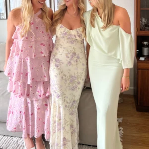 Marseille Dress Adoore - Superfin långklänning från Adoore i ljus cremefärg med lila blommor. Klänningen har smala axelband och figurnära passform. Perfekt för midsommar, bal eller en sommardag. Jag är 163 cm för referens och vanligtvis 34-36 men fick gå upp till 38 då den va lite liten i storleken. Pris kan disskuteras.🌸🌸