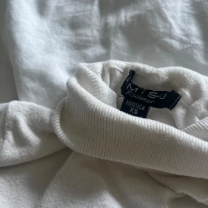 Polo tröja - Säljer denna tröja med hög krage. Storlek XS. Fint skick dock är knapparna på armarna lite slitna (se bild 2 och 4). Vid intresse är det bara att höra av sig 💗