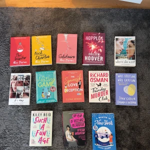 Böcker  - Stort bokpaket med 25+ moderna favoriter inom romance, drama och spänning! Perfekt för dig som älskar att läsa om kärlek, vänskap och äventyr. Här hittar du både internationella bestsellers och hyllade författare – en dröm för unga vuxna och ungdomar. 40kr st