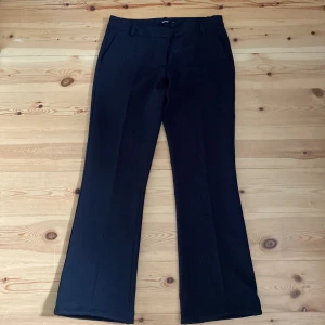 Svarta kostymbyxor från BikBok - Jättefina populära lågmidjade kostymbyxor som är utsvängda i benen, helt nya bara använda en gång. Säljer pga att jag köpte en för stor storlek 💕kontakta vid fler frågor💕💕
