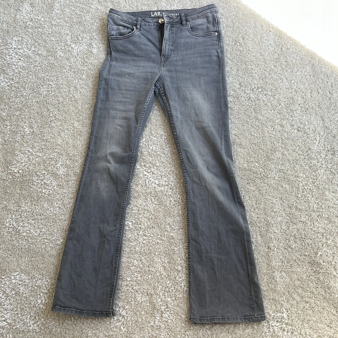 Grå bootcut jeans från LAB Industries
