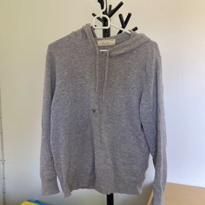 Kashmir Hoodie - Snygg grå kashmir hoodie i storlek S. Den har bara en defekt att de är en färg fläck i mitten som syns i bilderna men de kan täckas och kanske tvättas har inte testat. 