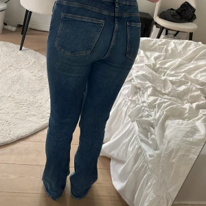 Blå jeans från Gina Tricot, storlek 164 - Snygga blå jeans från Gina Tricot i storlek 164. Modellen har klassisk femficksdesign, raka ben och medelhög midja. Jeansen är i ett mjukt denimtyg med lite stretch och har en tidlös blå tvätt. Perfekta till sneakers eller boots.