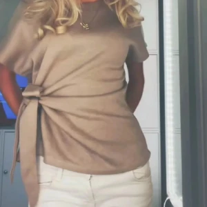 Knyt topp zara💖 - INTRESSEKOLL på min jättesnygga helt nya knyttopp från Zara!!💖💖 Den är i storlek S och i nyskick. Väldigt populär och sitter otroligt fint!! Skriv gärna era prisförslag i dm, säljer inte under 500!! Vid frågor eller bud , kontakta!!💖💖