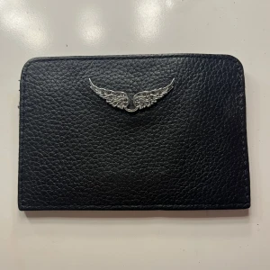Plånbok  - En fin plånbok från Zadig & Voltaire som inte kommer till användning för mig! Den är köpt nyligen för 700kr och är i helt nytt skick utan några defekter! Pris kan diskuteras vid snabbt köp!!!